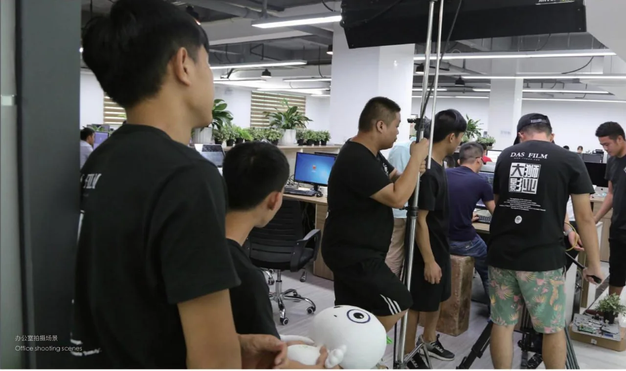 大狮影业制作团队在企业办公室执行拍摄