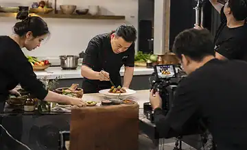 厨师团队在厨房中准备美味佳肴,专业拍摄现场.