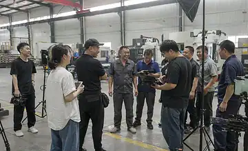 工业制造现场团队讨论，展示机械设备和技术.