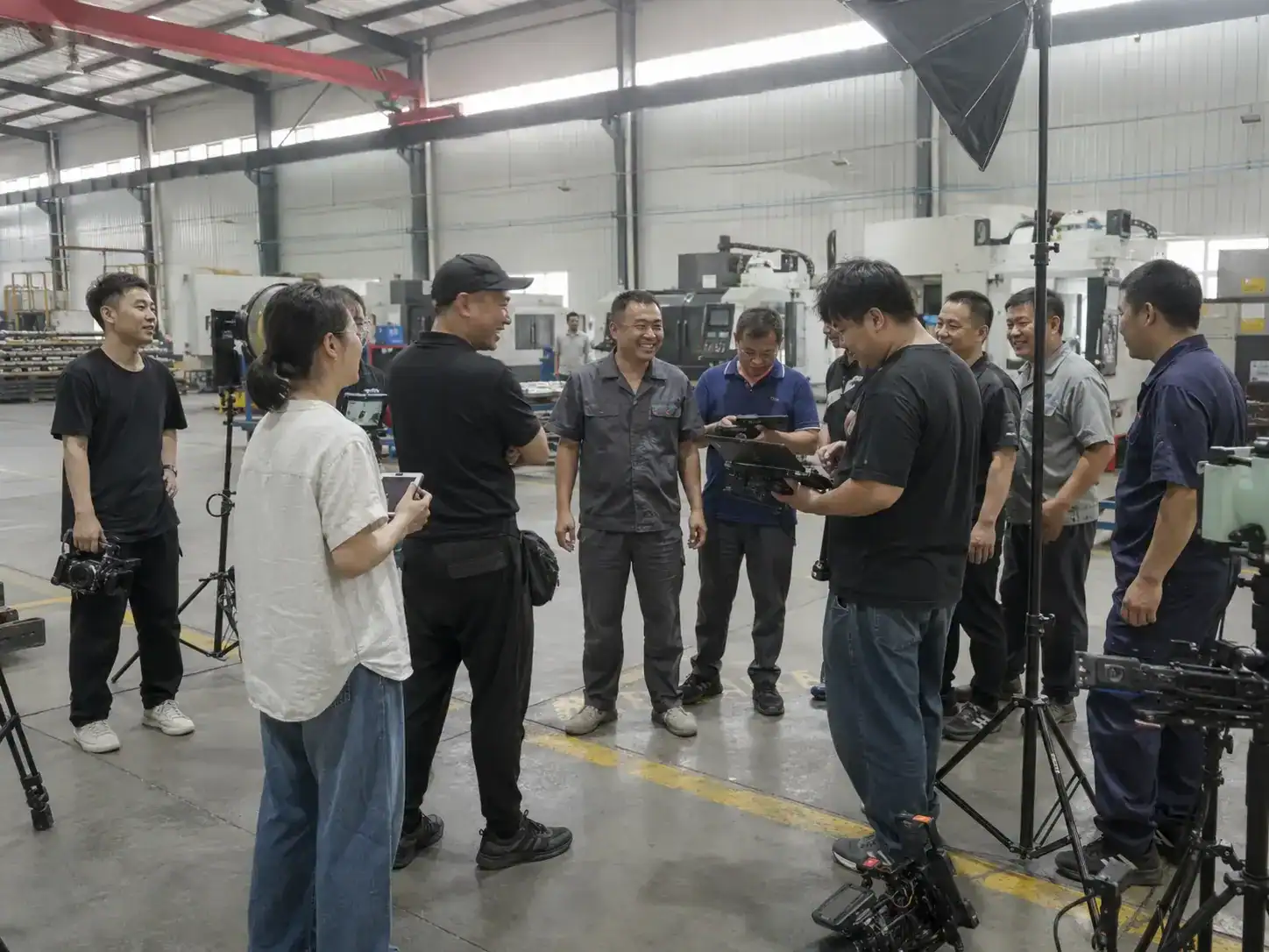 工业制造现场团队讨论,展示机械设备和技术.